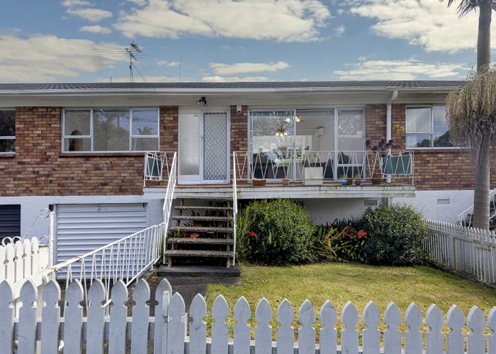 at 2/24 Walford Road, Point Chevalier, Auckland