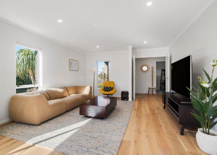  at 14 Meharg Place, Fairview Heights, Auckland
