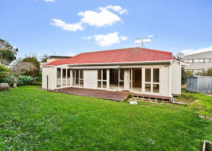  at 2/2 East Coast Road, Milford, North Shore City, Auckland
