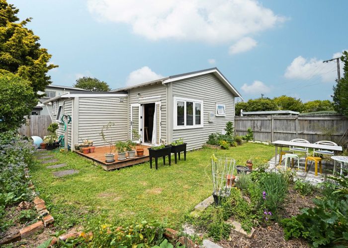  at 35 Oxford Street, Fairfield, Hamilton