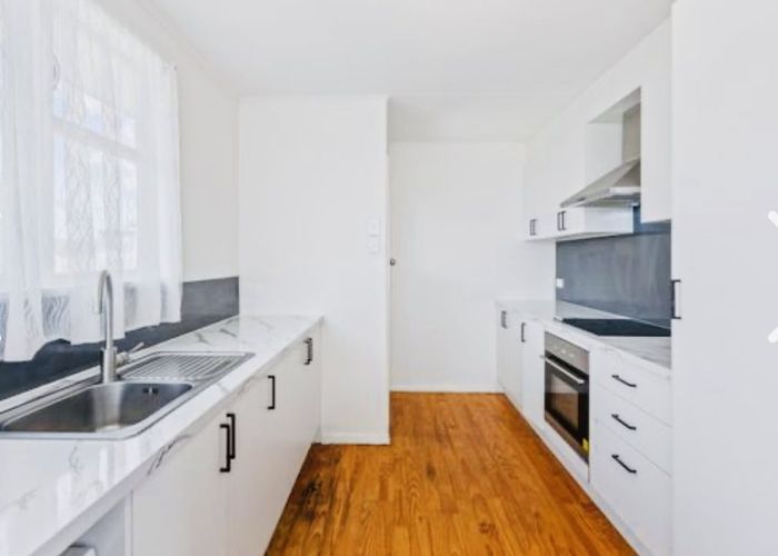  at 39 Flat Bush Road, Clover Park, Auckland