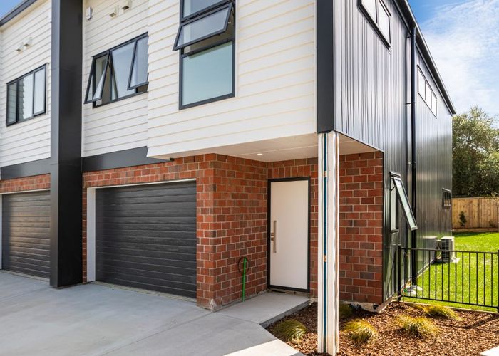  at 208R Pembroke Road, Stratford