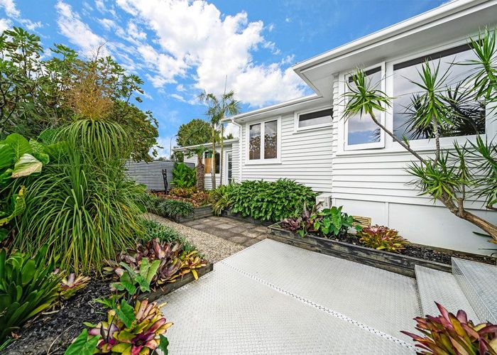  at 11 Bradbury Road, Botany Downs, Manukau City, Auckland