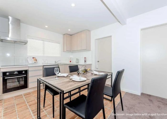  at 2/9 Vine Street, Mangere East, Auckland