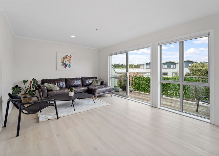  at 2/15 Andersons Road, Oteha, Auckland