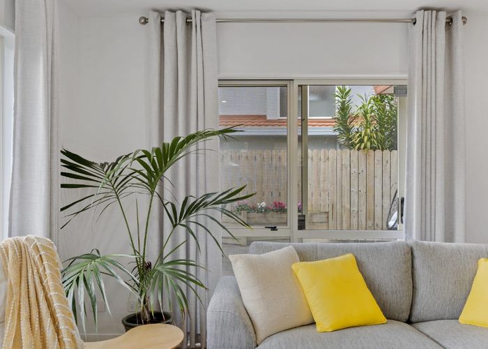  at 2/1 Mossop Rise, Glenfield, North Shore City, Auckland