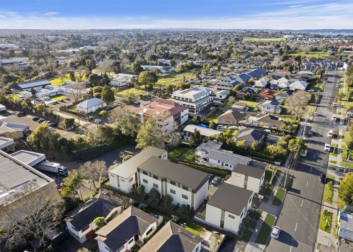 at 13 Newington Road, Henderson, Auckland