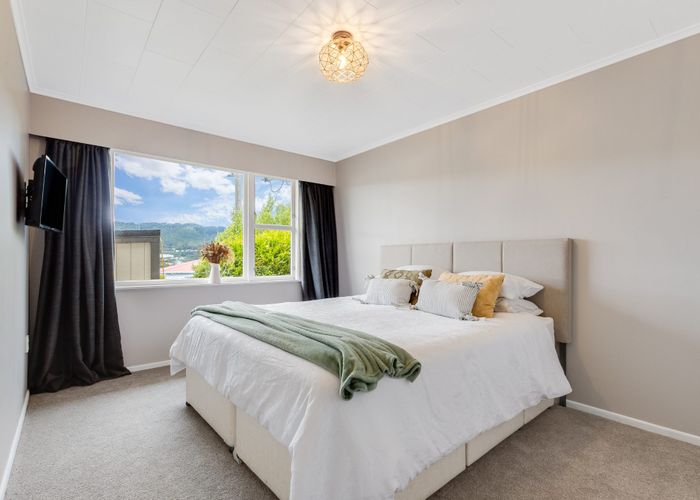  at 39 St Johns Terrace, Tawa, Wellington