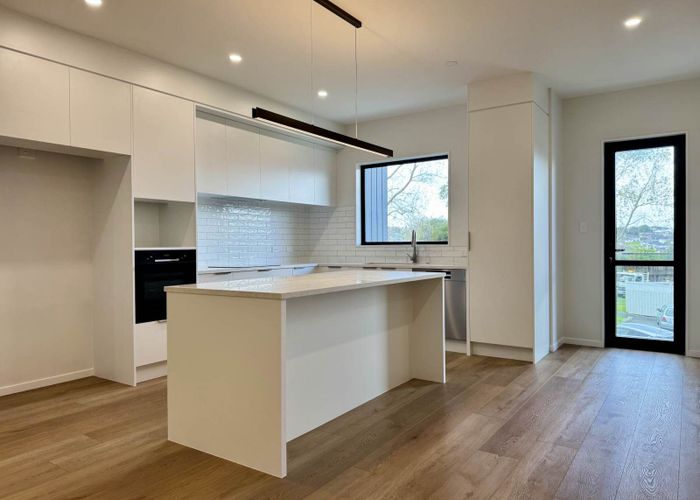  at 2/9 Rengarenga Rise, Fairview Heights, North Shore City, Auckland