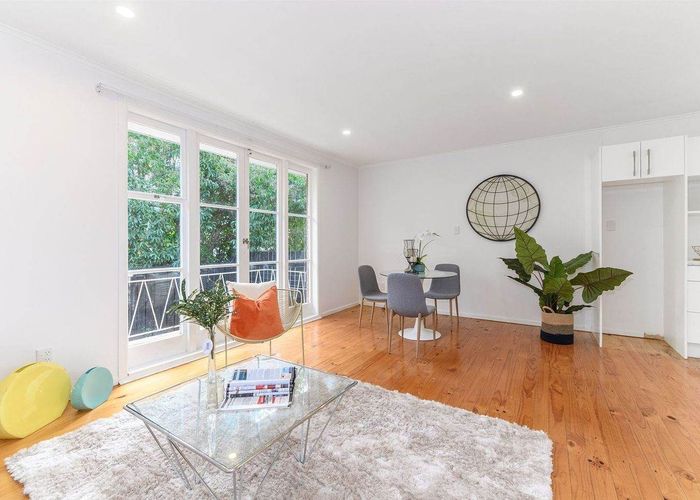  at 2/4 Leonard Road, Mount Wellington, Auckland City, Auckland