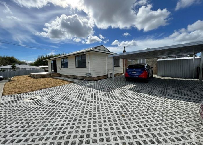  at 3 Powell Place, Henderson, Waitakere City, Auckland