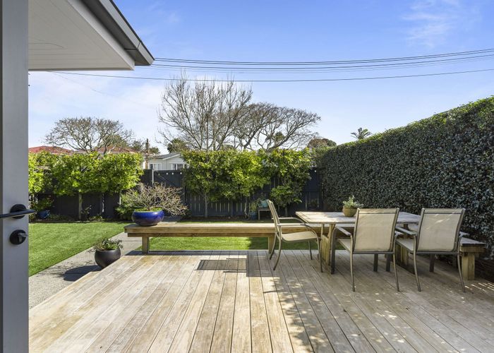 Free property data for 21 Riro Street, Point Chevalier, Auckland