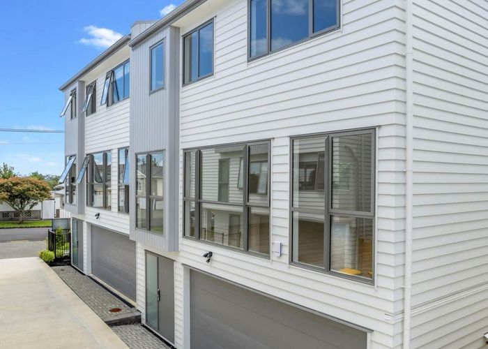  at 2/12 Jasper Avenue, Mount Roskill, Auckland