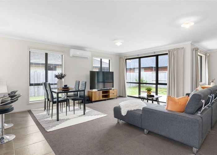  at 6 Oderings Place, Huntington, Hamilton