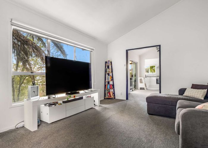  at 11 Beaudine Avenue, Glenfield, North Shore City, Auckland