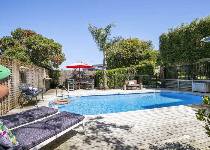  at 8 Valdese Rise, Browns Bay, Auckland