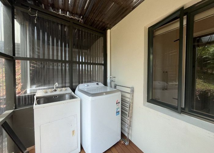  at 16 Kerlin Cres (left unit), West Harbour, Waitakere City, Auckland