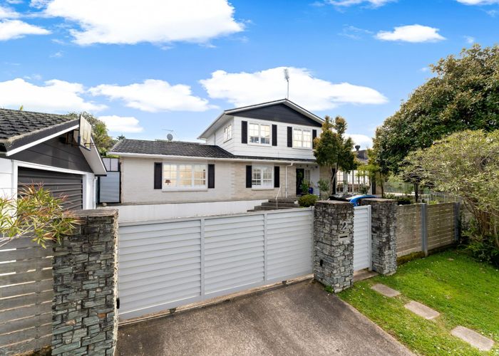  at 2 King Richard Place, Browns Bay, North Shore City, Auckland