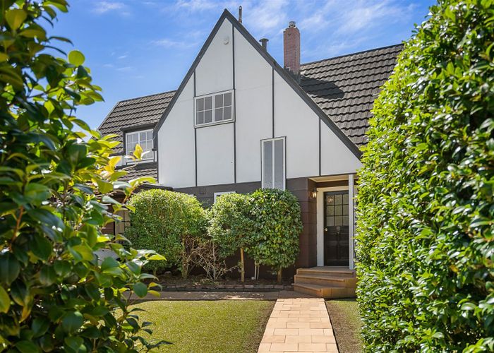  at 2 Fitzpatrick Place, Chatswood, Auckland