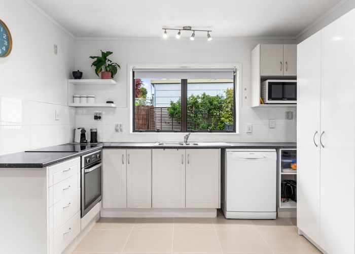  at 2/508 East Coast Road, Mairangi Bay, North Shore City, Auckland