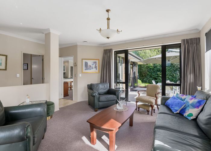 at 18 Azure Place, Huntington, Hamilton