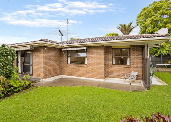 at 2/12 Sale Street, Howick, Auckland