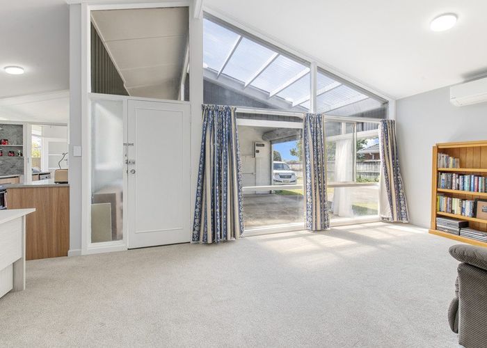  at 2/15 Mcintyre Road, Mangere Bridge, Manukau City, Auckland