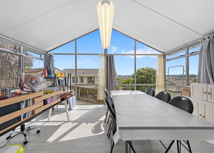  at 8 Grenadine Place, Unsworth Heights, North Shore City, Auckland