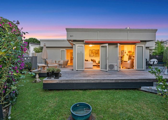  at 2/7 Morton Avenue, Forrest Hill, North Shore City, Auckland