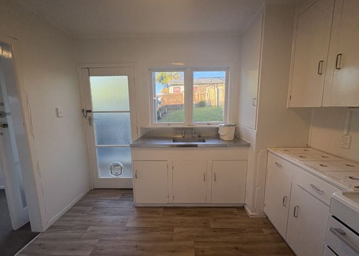  at 1/32 Simkin Avenue, Saint Johns, Auckland