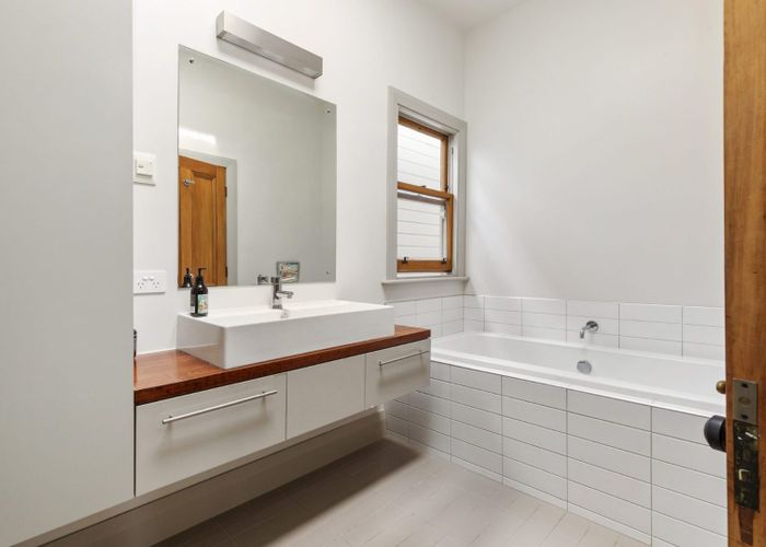  at 43 Grove Road, Kelburn, Wellington