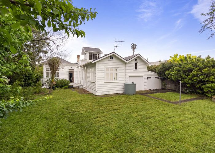 at 9 Summer Street, Stanley Point, Auckland