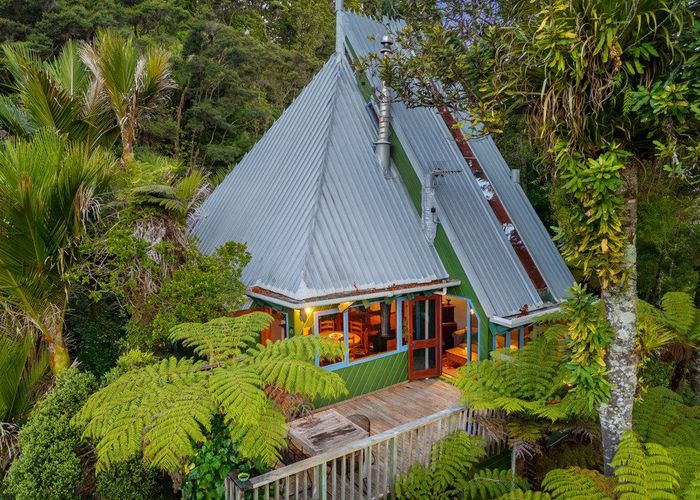  at 8 Valley View Road, Titirangi, Waitakere City, Auckland