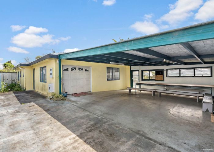 at 2/13 Gray Avenue, Māngere East, Auckland