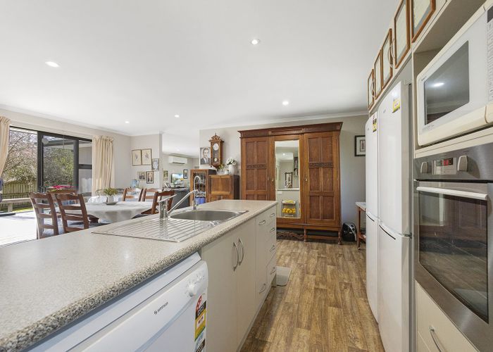  at 18 Grace Avenue, Leamington, Cambridge