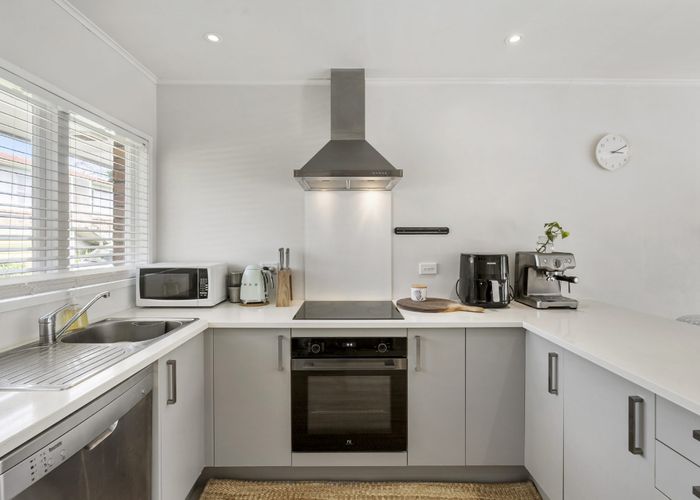  at 2/27 Sydney Street, Hauraki, Auckland