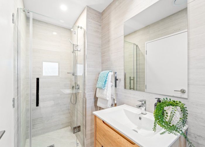  at 5/218 Lake Road, Northcote, Auckland