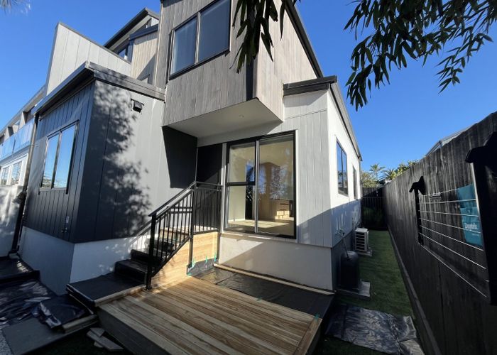  at 8/10 Fairclough Road, Beach Haven, North Shore City, Auckland
