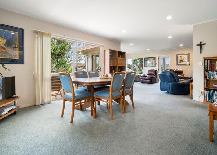  at 8 Welcome Place, Henderson, Auckland