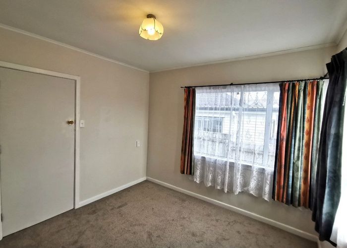  at 6 Netherlands Avenue, New Lynn, Waitakere City, Auckland