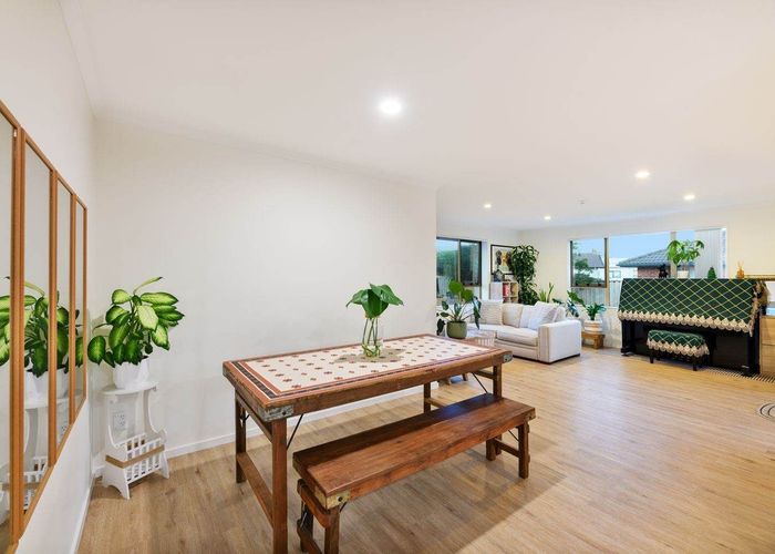  at 8 Woodbank Drive, Glen Eden, Waitakere City, Auckland