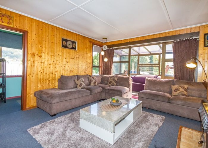  at 92 Tremewan Street, Tawa, Wellington