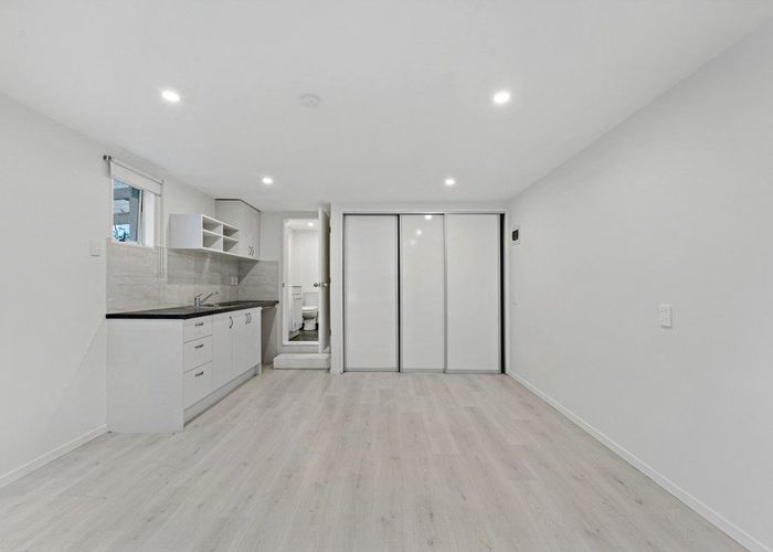  at 1/14 Chislehurst Street, Henderson, Waitakere City, Auckland