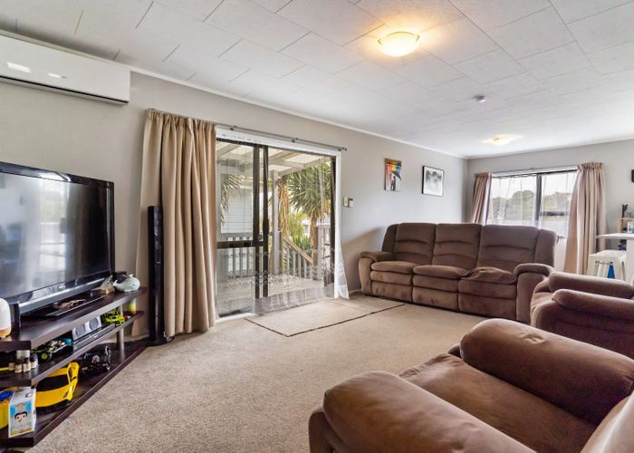  at 2/20 Landsdale Place, Massey, Waitakere City, Auckland