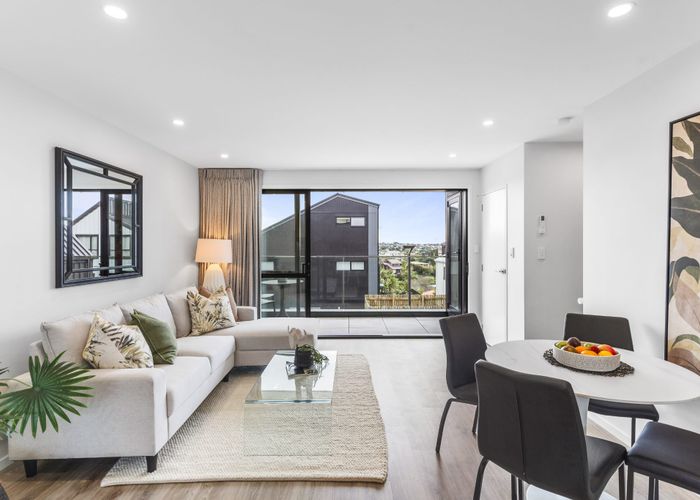 at 2/8 Chivalry Road, Glenfield, Auckland