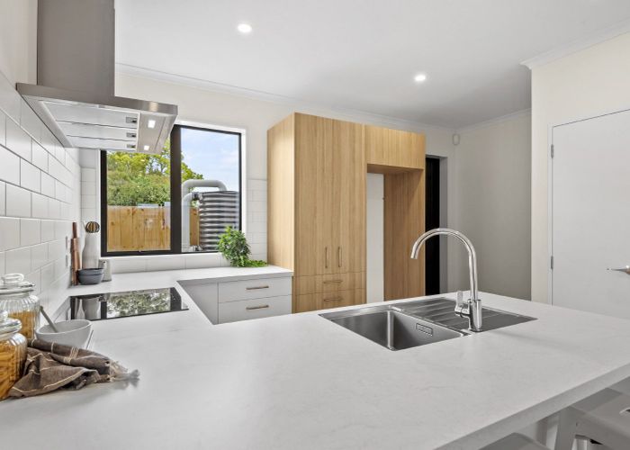  at 5 Isabella Lane, Henderson, Waitakere City, Auckland