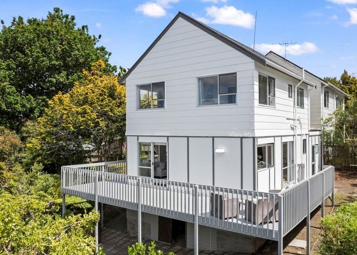 at 2/104 Arran Road, Browns Bay, Auckland