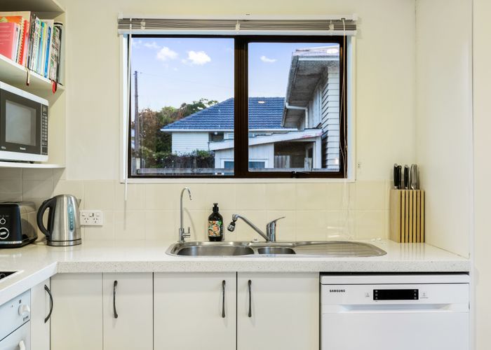  at 2/7 Eskdale Road, Birkdale, Auckland