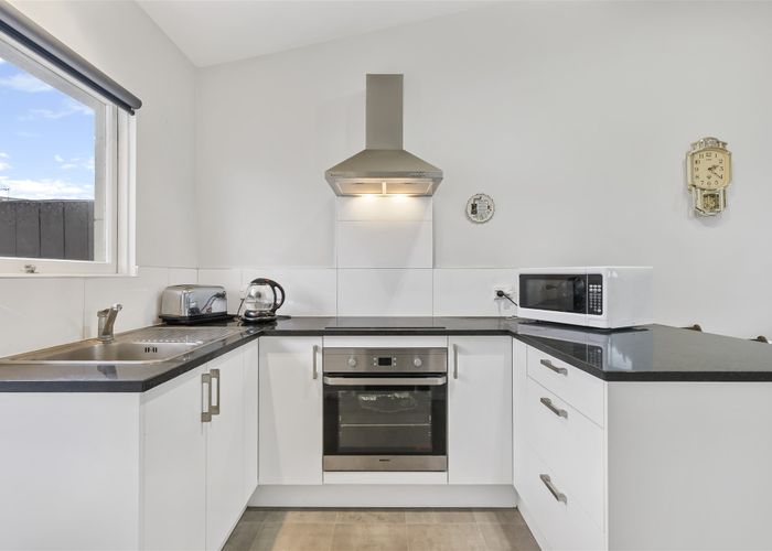  at 2/8 Heretaunga Avenue, Te Papapa, Auckland