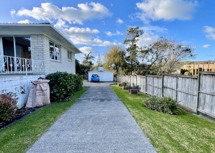  at 22 Fratley Avenue, Farm Cove, Manukau City, Auckland